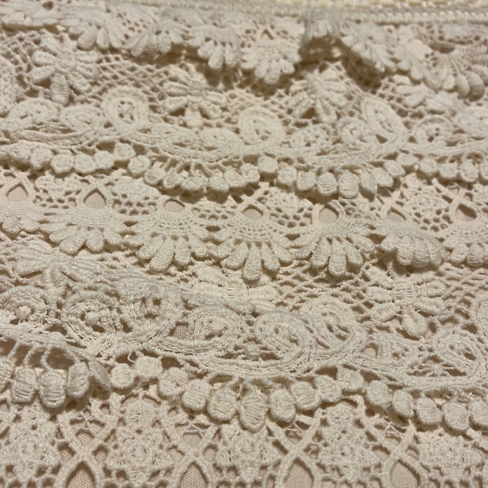 American Rag Cie brand lace mini skirt. Size S
01-11 - Picture 3 of 4